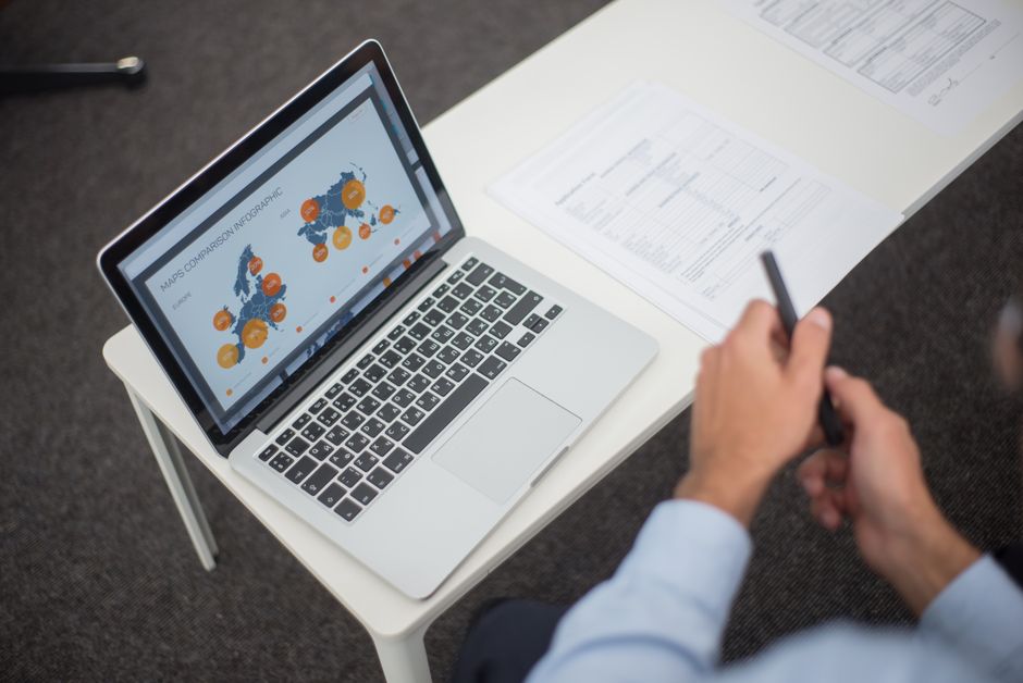 Person lernt technisches SEO an einem Schreibtisch